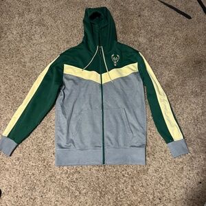 Milwaukee Bucks zip up hoodie size L